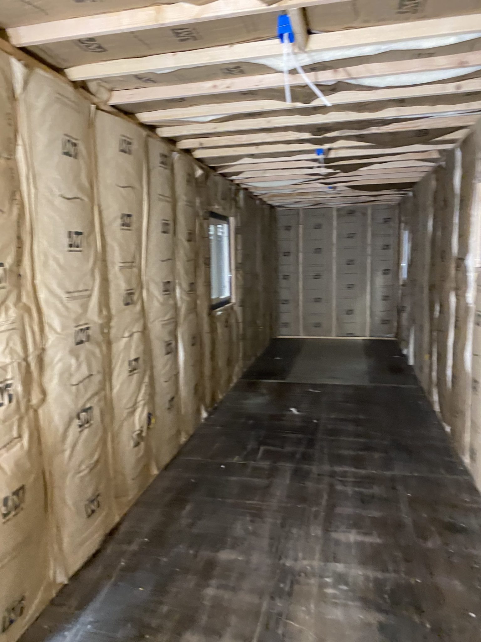 Insulated shipping container